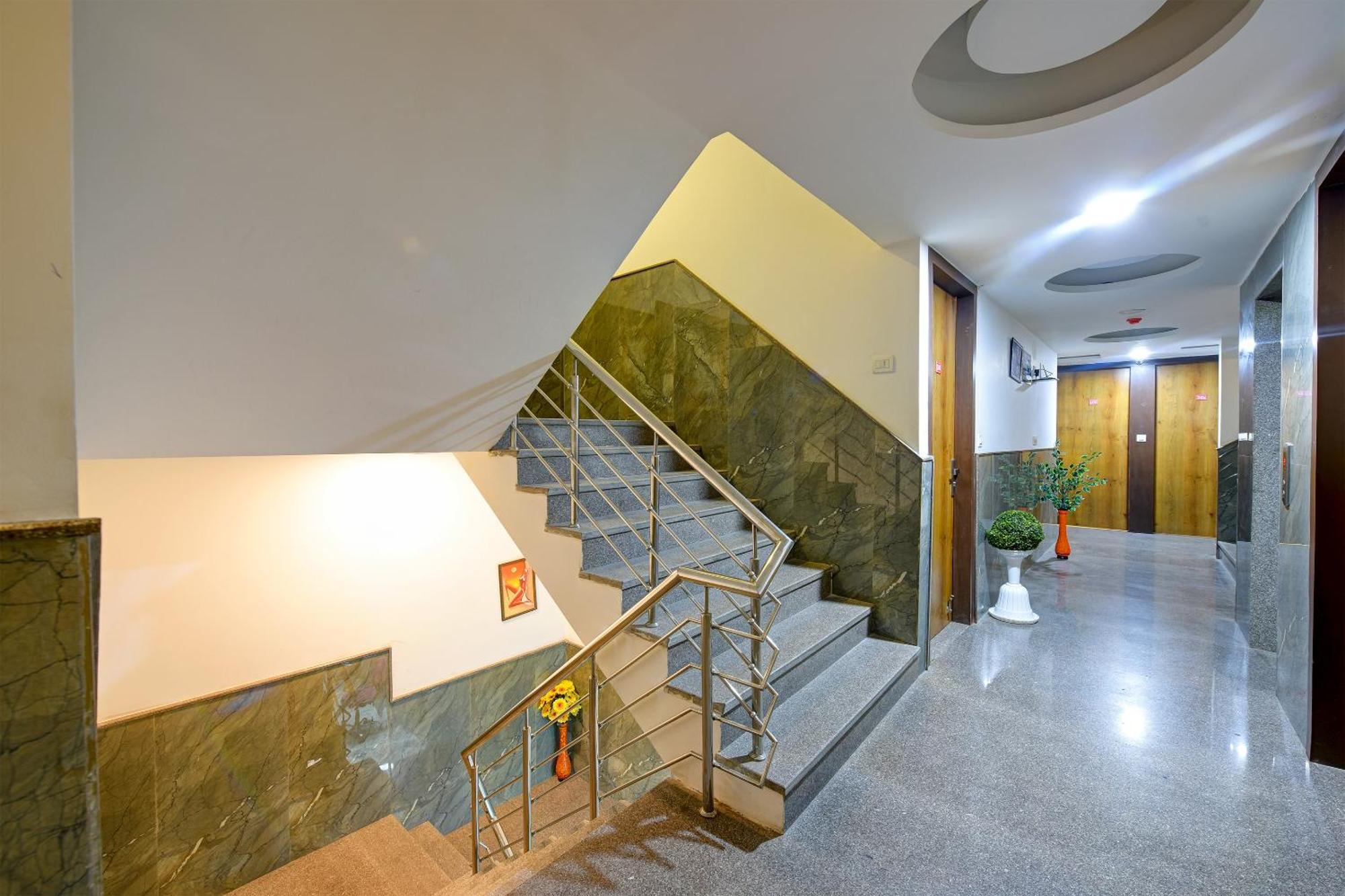 Hotel Grand Qubic Near Delhi Airport นิวเดลี ภายนอก รูปภาพ